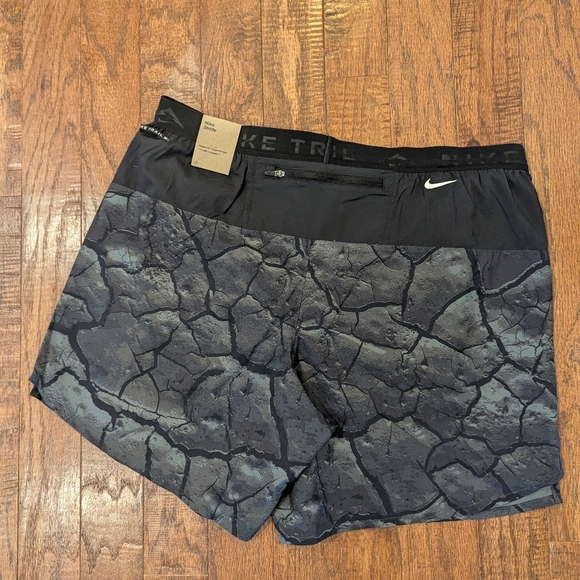 Nike Trail Stride shorts Size Large New with tags Black and gray - Picture 14 of 17